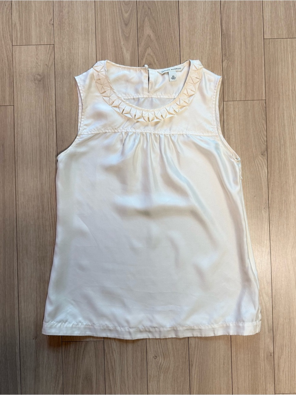 Banana Republic White Sleeveless Blouse with Ruffle Neckline XS